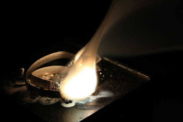Photograph of a burning magnesium ribbon with very short exposure to obtain oxidation detail.